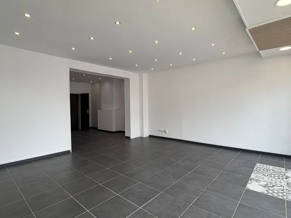 Local commercial 1 pièce 67 m²
