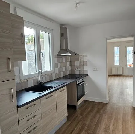 À louer à l'année-Bel appartement T2 refait à neuf en centre-ville
