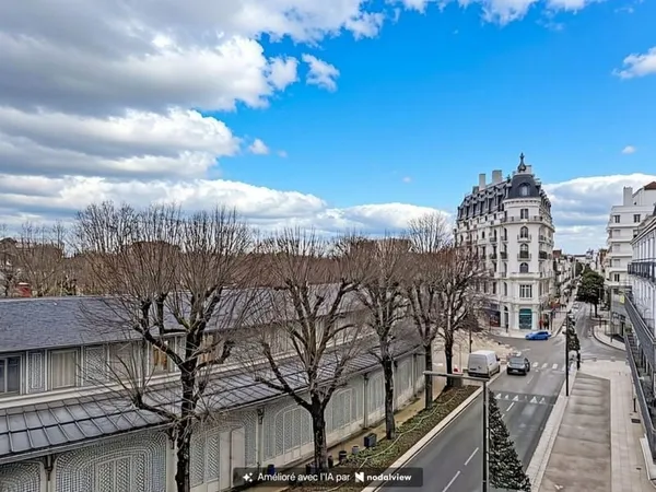 VICHY  FACE AU PARC DES SOURCES  APPARTEMENT F2 AVEC BALCON, ASCENSEUR ET CAVE