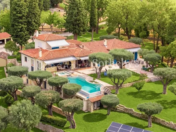 Grasse, vaste propriété familiale avec deux maisons, piscine à d