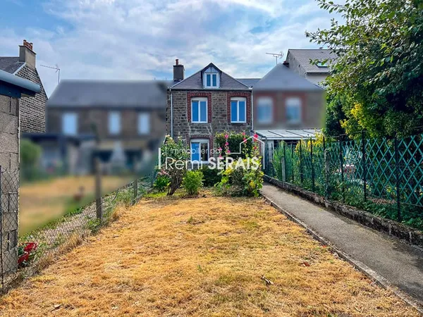 Maison de ville en pierre avec jardin et garage à Flers