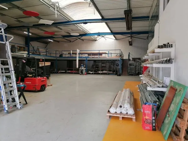 Local d'activité 810 m²