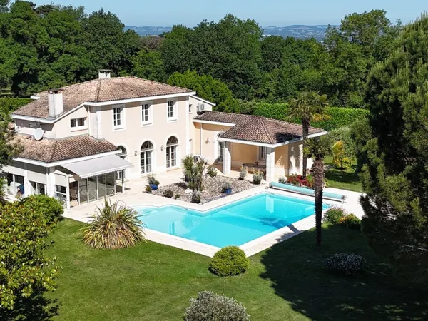 Élégante villa avec piscine et prestations haut de gamme