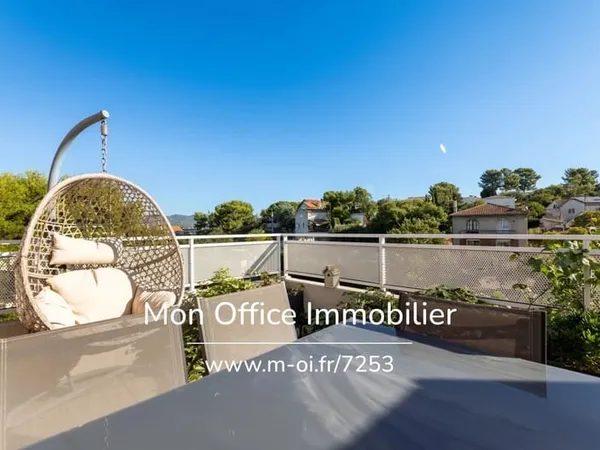 Référence : 7253-MCO. - Dernier étage Appartement 3 pièces terrasse et place de parking privative en