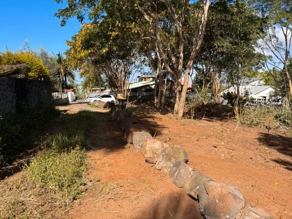Terrain plat entre-deux proche village 97414