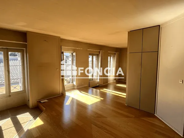 Appartement de 150 m2 avec chambre de bonne et garage de 64m2