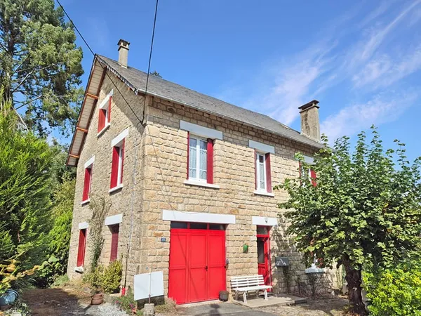 CORRÈZE. Ville de CORRÈZE. Maison en pierre comprenant 3 chambres, un appartement au rez-de-chaussée