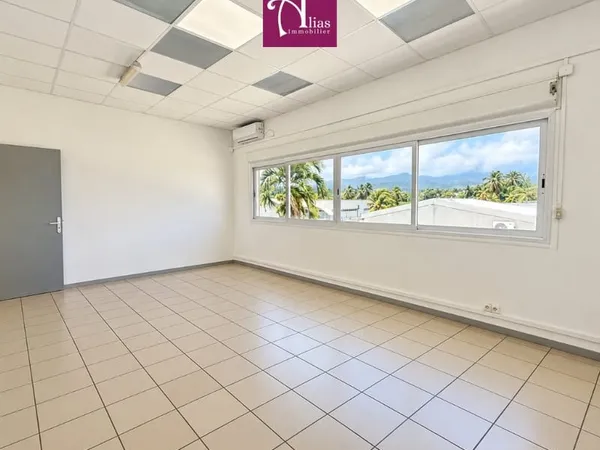 À louer Local lumineux de 60 m2 vue montagne Etage avec