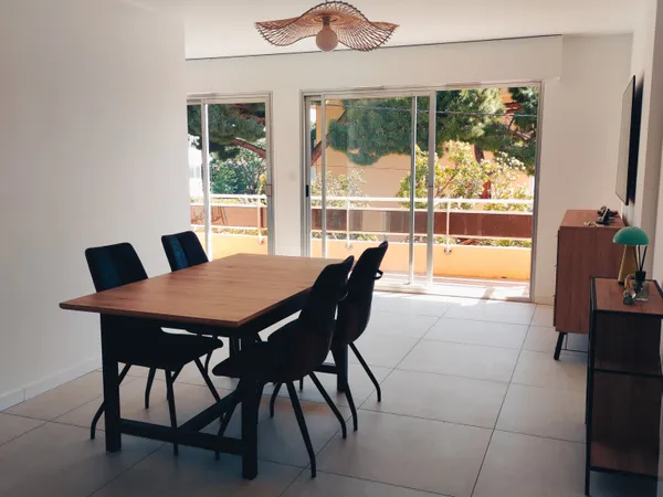 SIX FOURS LES PLAGES APPARTEMENT DE TYPE 3 RENOVE AVEC ASCEN