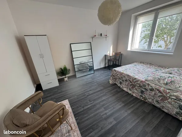 Chambre super spacieuse dans colocation à 3