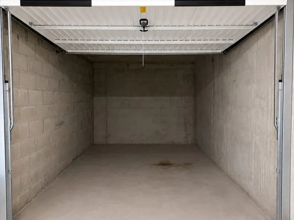GARAGE FERMÉ À LOUER - 13,9 m² - DÉCINES-CHARPIEU - RUE DE LA RÉPUBLIQUE