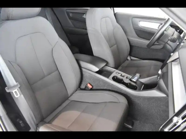 Volvo Xc40 t5 recharge 180 + 82ch business dct 7 — photo 9
