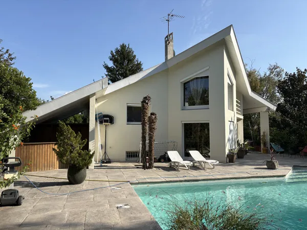Maison T7 de 135.47 m2 avec piscine et annexes sur terrain d