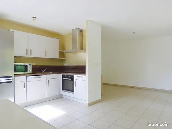 Appartement 3 pièces dans résidence calme, PMR, rez de chaussée, garage,2 places de parking privé