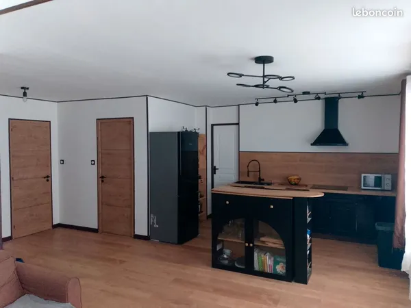 Mijoux - face aux pistes - 211 m² avec fort potentiel - 159 000