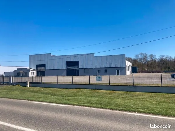 Bâtiment mixte 2600m2 sur une surface de 10 000m2 divisé en 5 lots