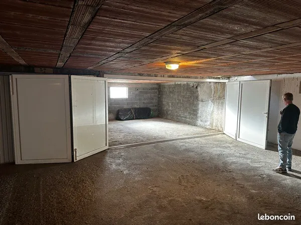 Loue grand double garage 25 m2 étanche, accès facile