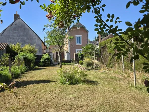 Maison de village singulière de 82m2, 2/3 chbs, garage et jardin