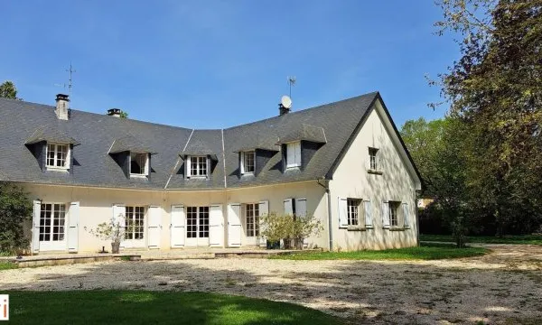 Spacieuse maison de 365 m² avec 8 chambres sur terrain de 23000m² avec pré et box attenant.