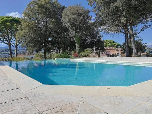 Maison de caractère avec piscine, studio indépendant et grand terrain à Biot