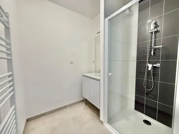 APPARTEMENT T3 AVEC BALCON, CAVE, 2 PARKINGS, LOCAL 2 ROUES