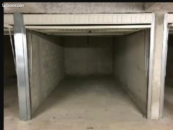 Garage à louer à Port Frejus non inondable