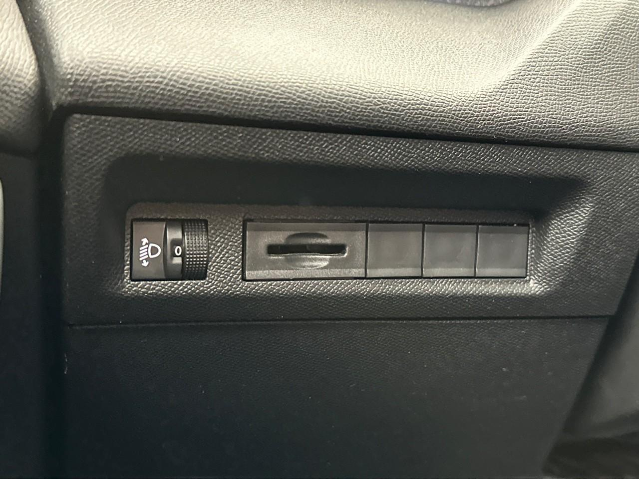 Peugeot 308 sw puretech 130ch s&s eat8 allure — photo 16