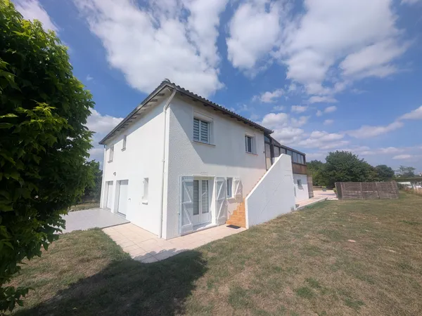 Belle maison avec sa piscine et son grand terrain