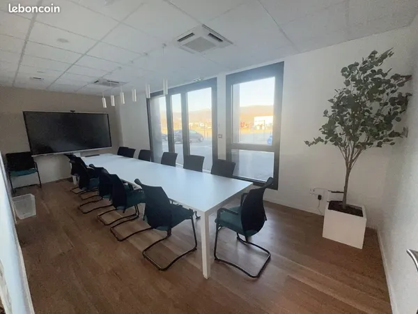 Bureaux 125 m² MEUBLÉS ÉQUIPÉS — 5 parkings privatifs — Rumilly