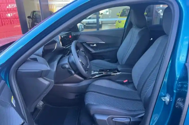 Peugeot 2008 hybrid 145 e-dcs6 — photo 10
