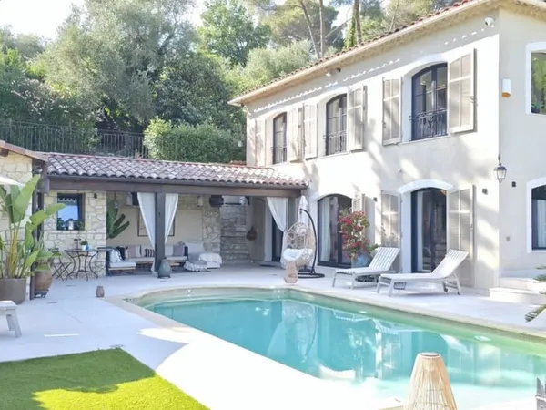 MOUGINS - Villa de Charme Rénovée avec 3 Dépendances et Fort Potentiel