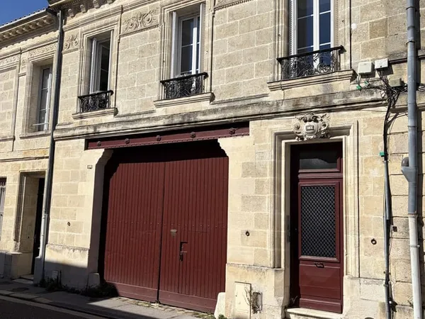Chartrons Ensemble immobilier unique et atypique de 310 m2 en monopropriété, avec garage et jardin