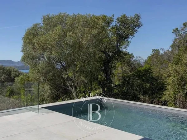 Villa 5 pièces 254 m²