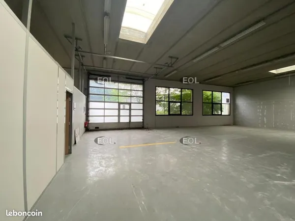 Local d'activité 323 m²