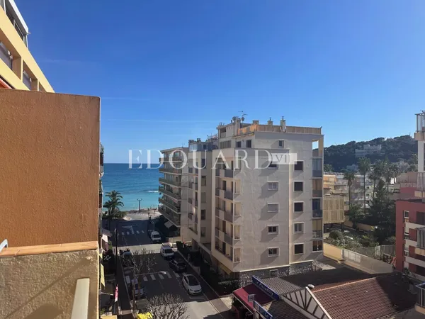 En exclusivité charmant studio finement rénové avec  balcon, vue mer latérale et possibilité garage