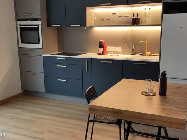 Appartement 2 pièces meublé de 37 m² - Entièrement rénové - Balcon, cave et parking