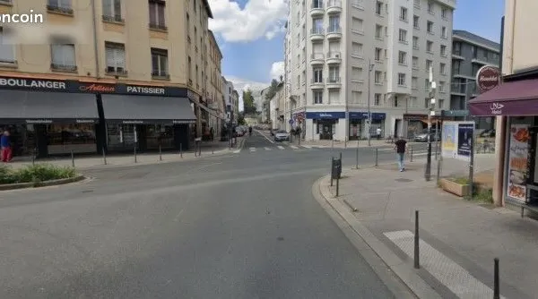 Local commercial 301 m²