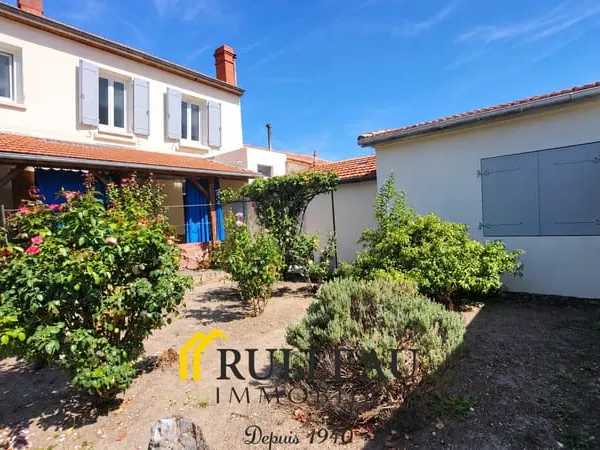Maison en pierre à Bordeaux avec grand jardin, garage et dép