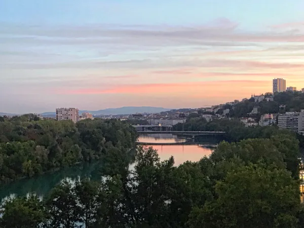Loue chambre meublée, avec sa douche - Rhône/ Tête d'Or / Caluire