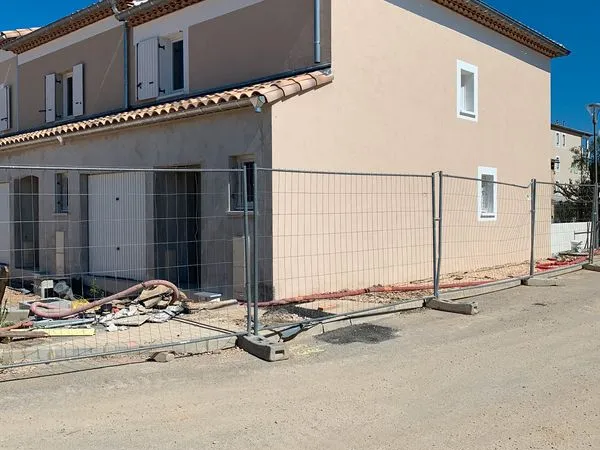 Loue villa t4 la crau etat neuf jardin stationnement garage