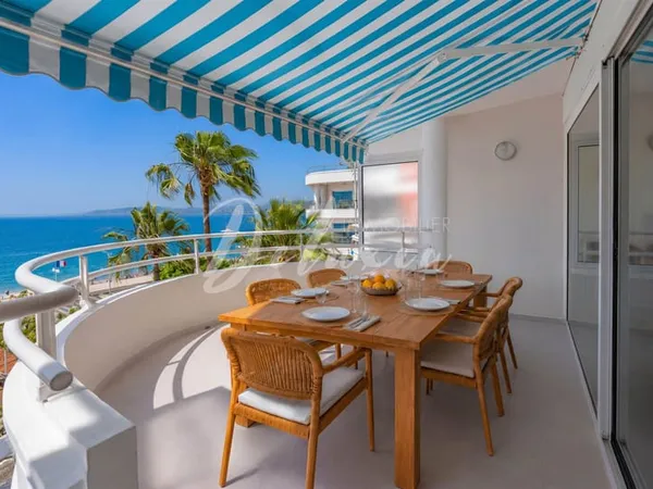 À Vendre à Saint-Raphaël : Appartement Vue Mer, Terrasse et Garage en Centre-Ville.