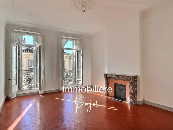 T3 / T4 de 102 m2 avec ascenseur, cave et chambre de service