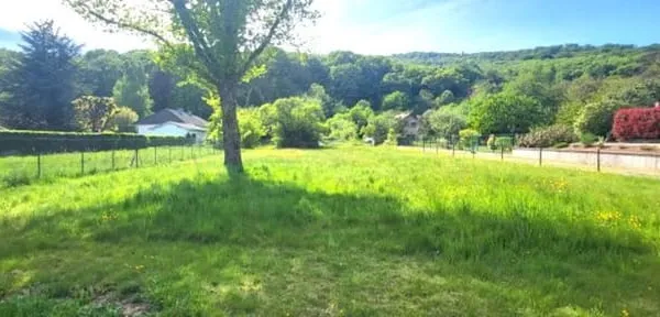 TERRAIN CONSTRUCTIBLE ENTIEREMENT VIABILISE SUR 11 ARES TERRAIN