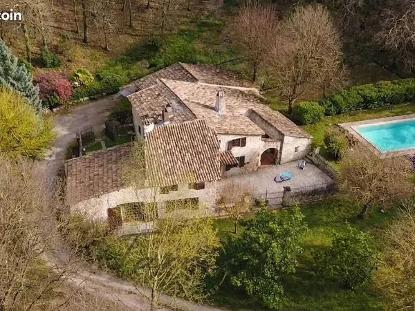 Propriété 247 m² Savasse