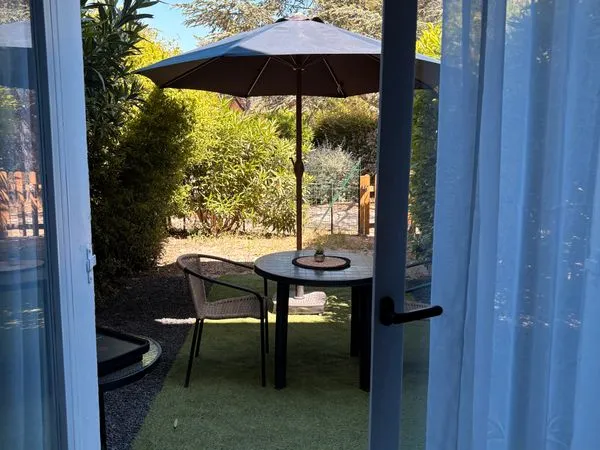 Grand studio terrasse jardin privée parking résidence sécurisée