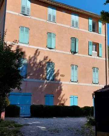 Charmant 3 pièces meublé avec jardin, cave et garage - proche NICE