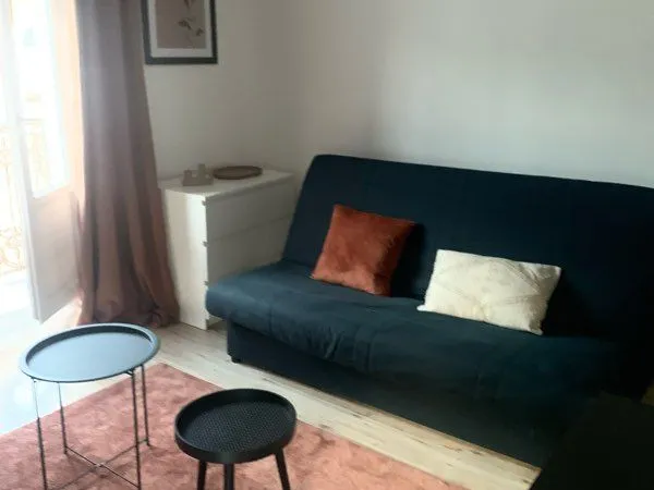 Location grand studio avec balcon