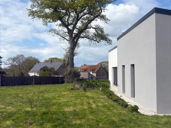 Maison récente contemporaine entre mer et campagne