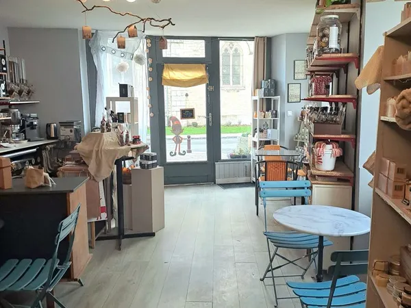 Local commercial dans centre bourg