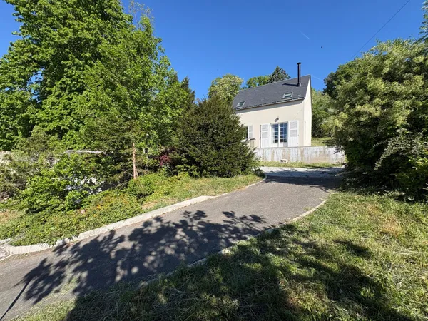 Maison rénovée avec grand terrain et garage